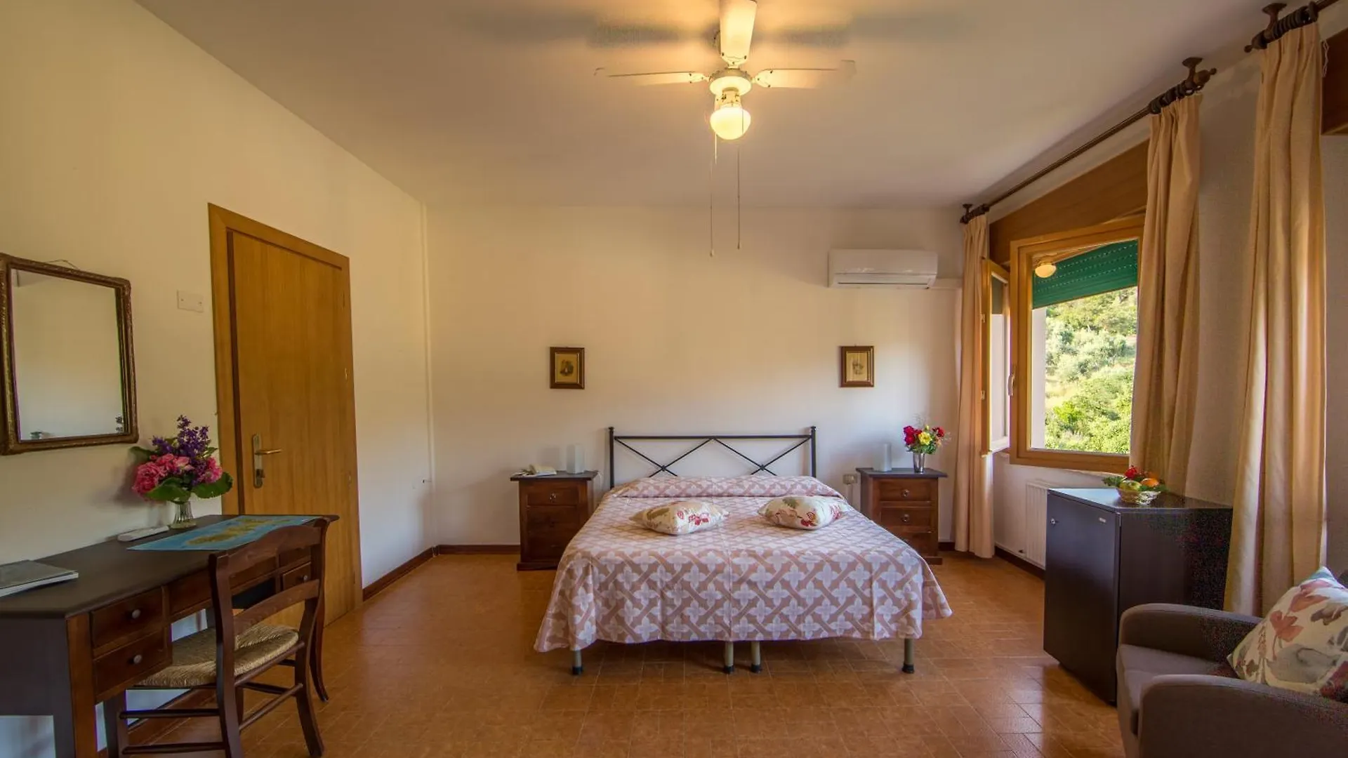 Hotel La Feluca Portoferraio 2*,